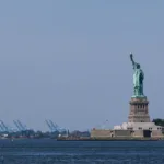 Acidente de barco em Nova York perto da Estátua da Liberdade