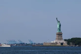 Acidente de barco em Nova York perto da Estátua da Liberdade