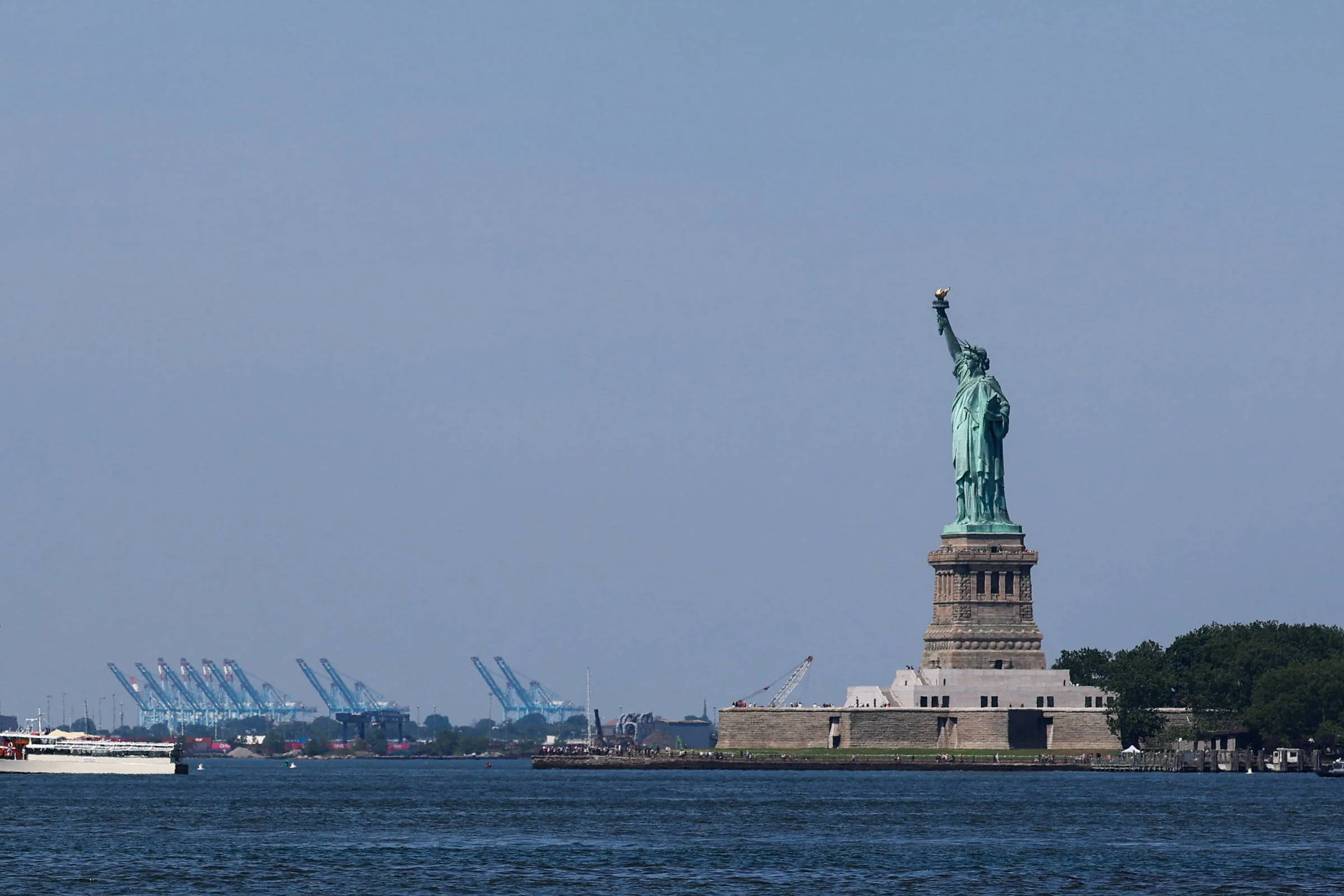 Mãe e filha morrem após barco virar perto da Estátua da Liberdade, em Nova York – folha.uol.com.br