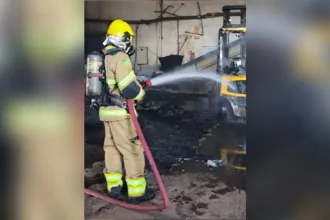 bombeiros-quebram-cadeados-para-apagar-incendio-dentro-de-empresa-em-formosa