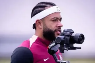 Memphis Depay aguardando renovação com o Corinthians
