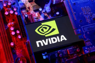 Logotipo da Nvidia e placa-mãe, destacando infraestrutura de IA