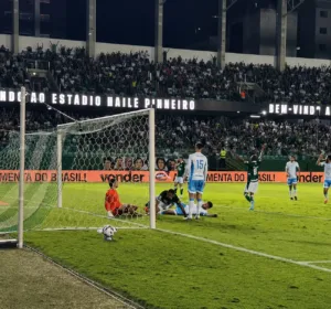 Goiás abre o placar contra Londrina na Série B