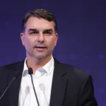 Flávio Bolsonaro inicia campanha em Copacabana