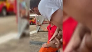 Bombeiro realiza socorro por videochamada para criança engasgada