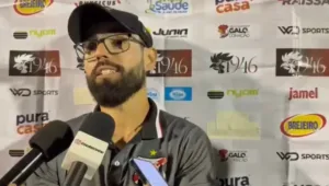 tecnico-do-anapolis-reclama-de-falta-antes-do-lance-“dos-dois-chapeus”-de-juninho
