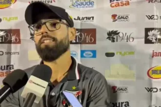 tecnico-do-anapolis-reclama-de-falta-antes-do-lance-“dos-dois-chapeus”-de-juninho