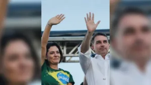 Michelle Bolsonaro e Flávio unidos em evento