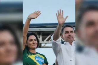Michelle Bolsonaro e Flávio unidos em evento