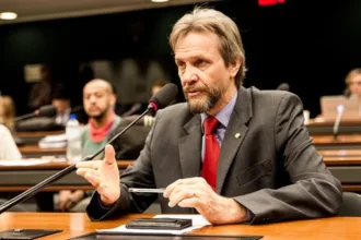 Caiado acusa Flávio Bolsonaro de conspirar contra a economia