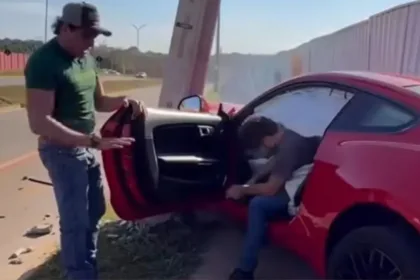 empresario-viraliza-apos-acidente-com-carro-de-luxo-em-goiania:-‘menos-um-mustang-na-terra’