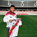 Thiago Almada com a camisa do River Plate