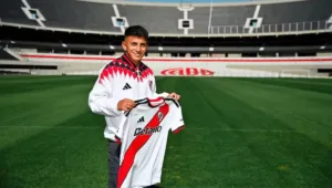 Thiago Almada com a camisa do River Plate