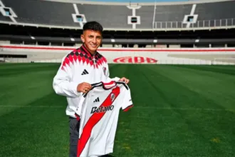 Thiago Almada com a camisa do River Plate