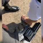 dupla-suspeita-de-homicidio-e-presa-apos-fugir-e-esconder-arma-na-cintura-de-crianca