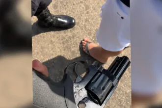 dupla-suspeita-de-homicidio-e-presa-apos-fugir-e-esconder-arma-na-cintura-de-crianca