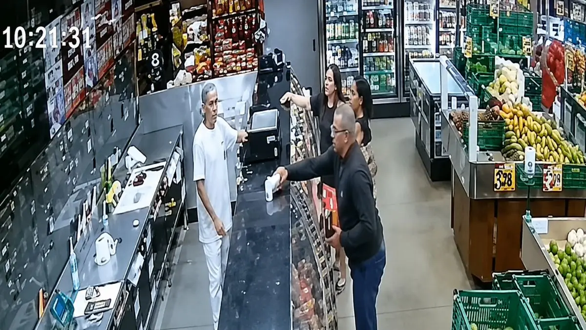 Cliente ameaça açougueiro com arma após reclamar da espessura de bife em supermercado de Goiânia