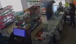 homem-e-flagrado-em-ato-obsceno-dentro-de-farmacia-em-goianira
