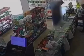 homem-e-flagrado-em-ato-obsceno-dentro-de-farmacia-em-goianira
