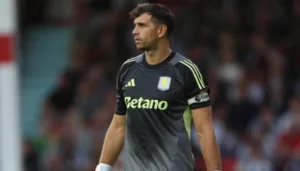 com-dibu-martinez-e-mais-dois-fora,-aston-villa-encara-psg-na-supercopa-da-uefa
