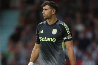com-dibu-martinez-e-mais-dois-fora,-aston-villa-encara-psg-na-supercopa-da-uefa