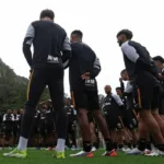 elenco-do-botafogo-parabeniza-clube-pelos-122-anos-antes-de-viagem-para-jogo-importante-na-sul-americana
