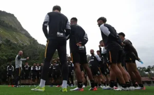elenco-do-botafogo-parabeniza-clube-pelos-122-anos-antes-de-viagem-para-jogo-importante-na-sul-americana