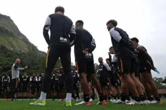 elenco-do-botafogo-parabeniza-clube-pelos-122-anos-antes-de-viagem-para-jogo-importante-na-sul-americana