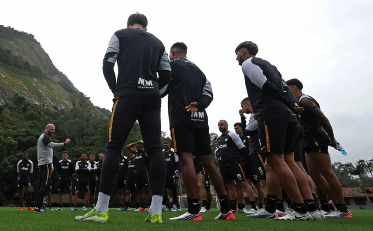 Elenco do Botafogo parabeniza clube pelos 122 anos antes de viagem para jogo importante na Sul-Americana