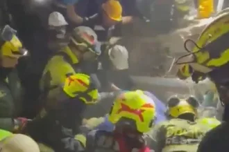 mulher-de-32-anos-e-resgatada-com-vida-apos-36-horas-sob-escombros-do-terremoto-na-colombia