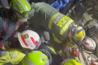 mulher-e-resgatada-viva-apos-35-horas-sob-escombros-de-terremoto-na-colombia