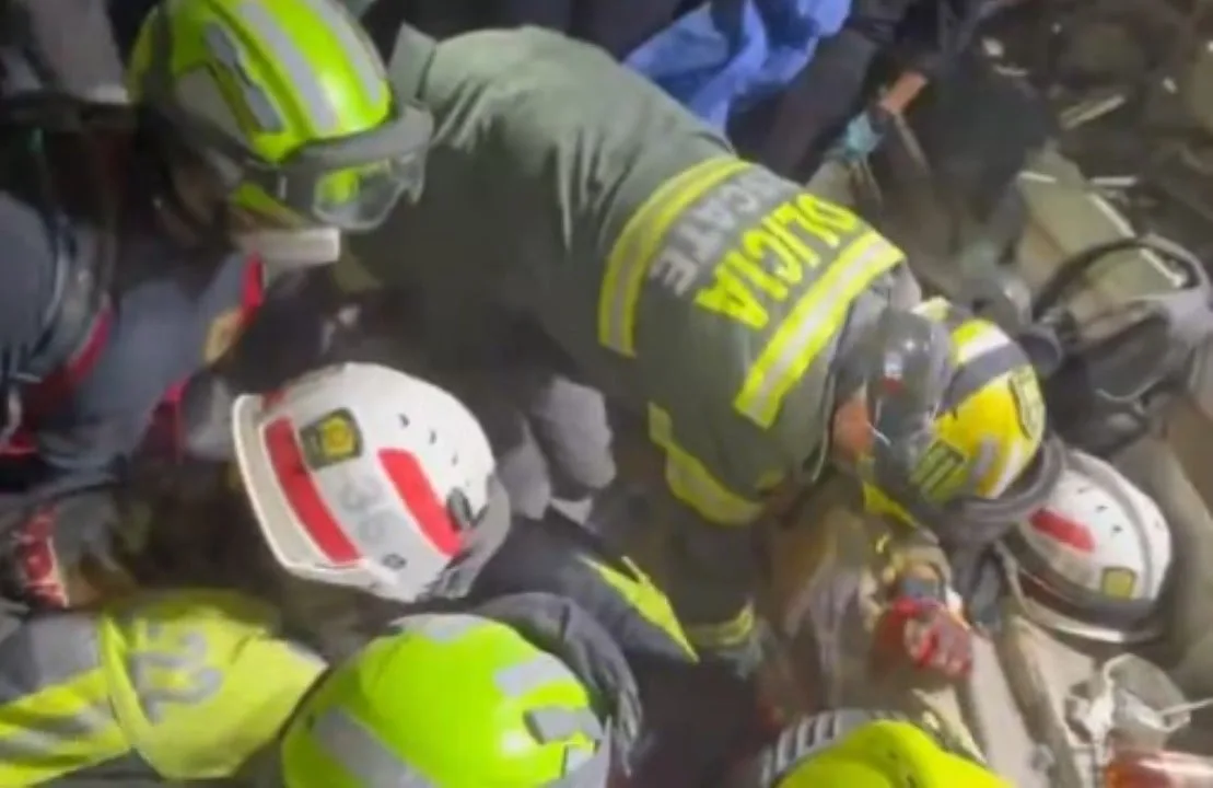 Mulher é resgatada viva após 35 horas sob escombros de terremoto na Colômbia