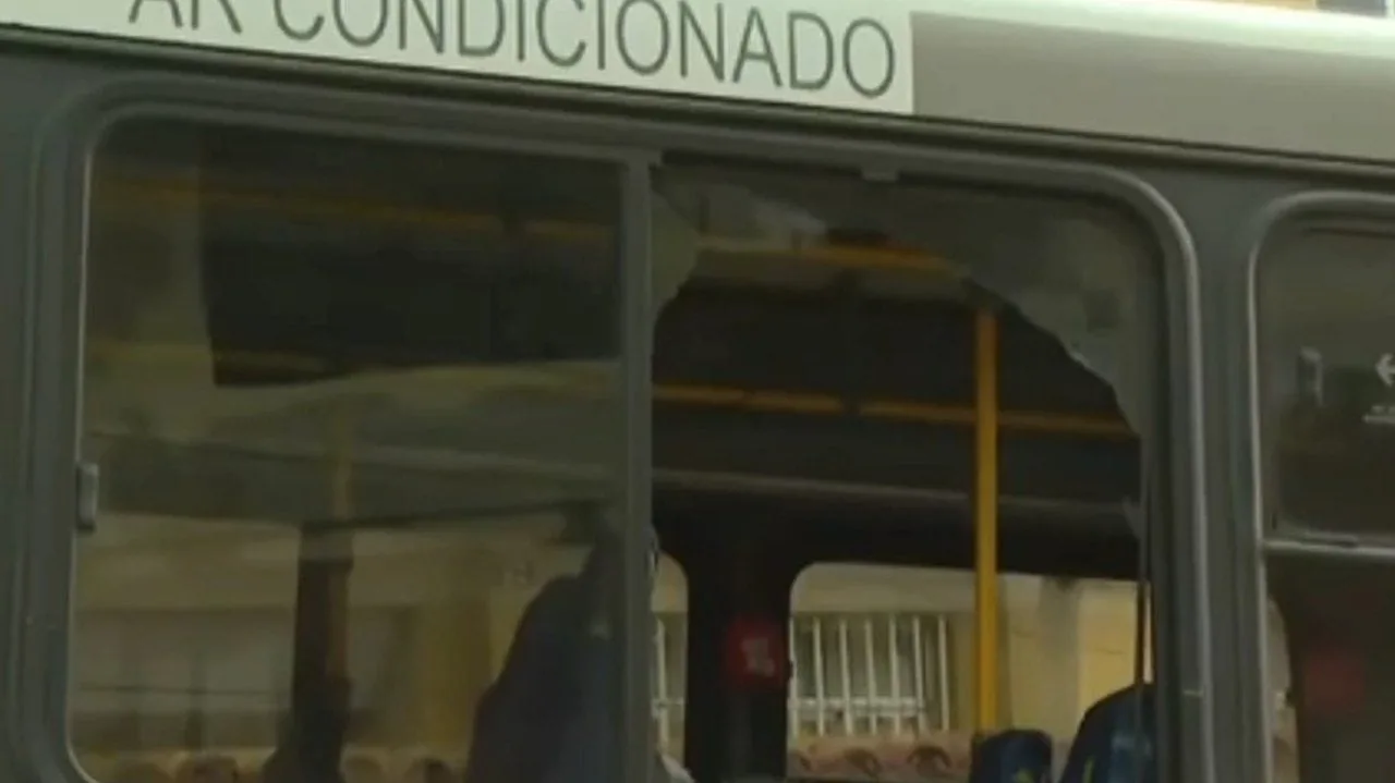 Fonoaudióloga fica gravemente ferida no pescoço durante tiroteio em ônibus no Rio de Janeiro