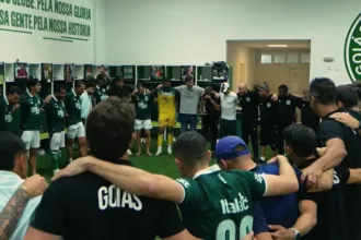 bastidores:-veja-o-que-o-tecnico-do-goias-disse-para-os-jogadores-antes-da-vitoria-sobre-o-londrina