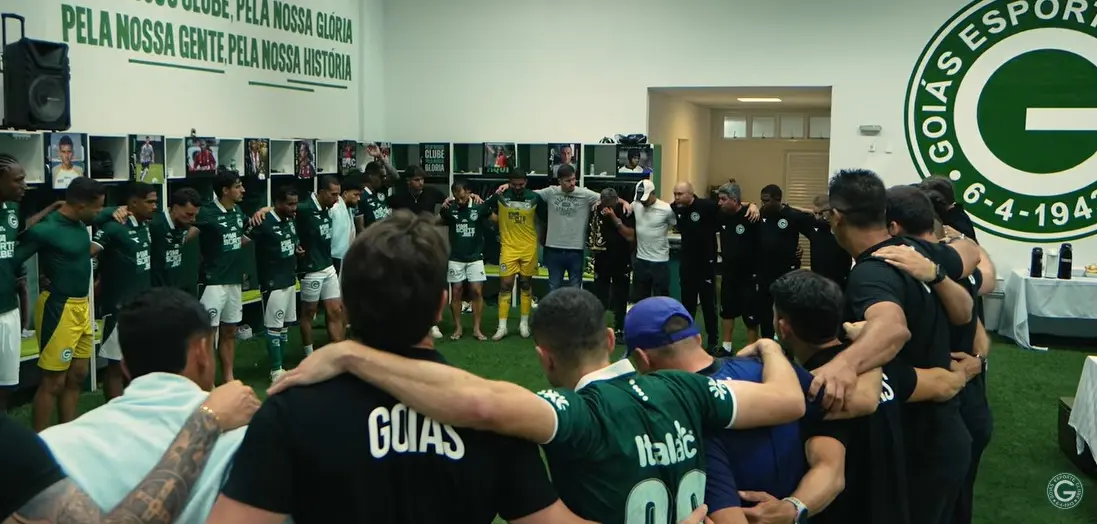 Bastidores: veja o que o técnico do Goiás disse para os jogadores antes da vitória sobre o Londrina