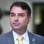 alerj-cita-flavio-bolsonaro-como-pos-graduado-pela-ufrj,-mas-universidade-nega-registro