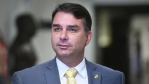alerj-cita-flavio-bolsonaro-como-pos-graduado-pela-ufrj,-mas-universidade-nega-registro