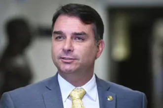 alerj-cita-flavio-bolsonaro-como-pos-graduado-pela-ufrj,-mas-universidade-nega-registro