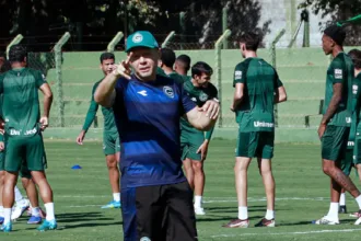 Mozart estuda tática três zagueiros para Goiás contra Criciúma