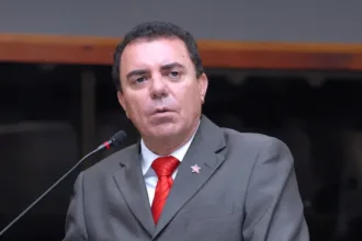 Guto Ferreira em coletiva sobre o Vila Nova Série B
