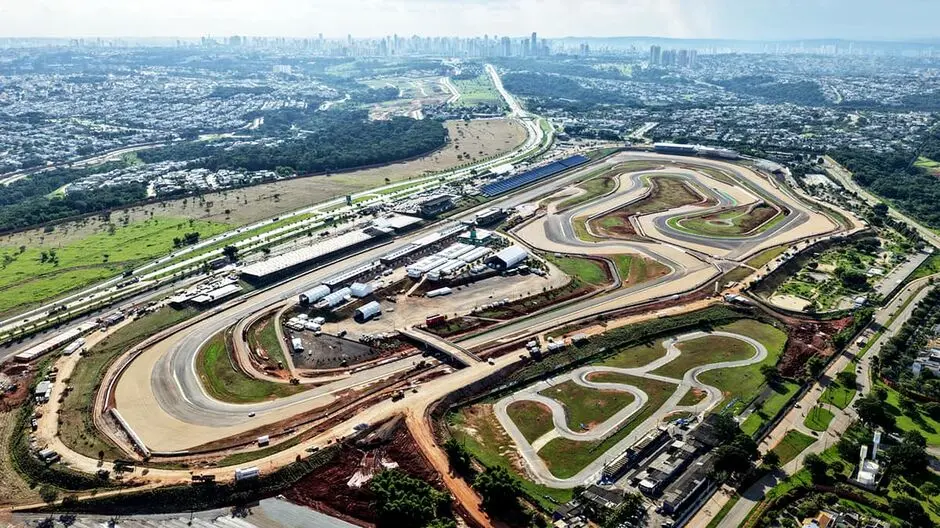 Autódromo de Goiânia começa a receber asfalto com qualidade exigida pela Fórmula Indy