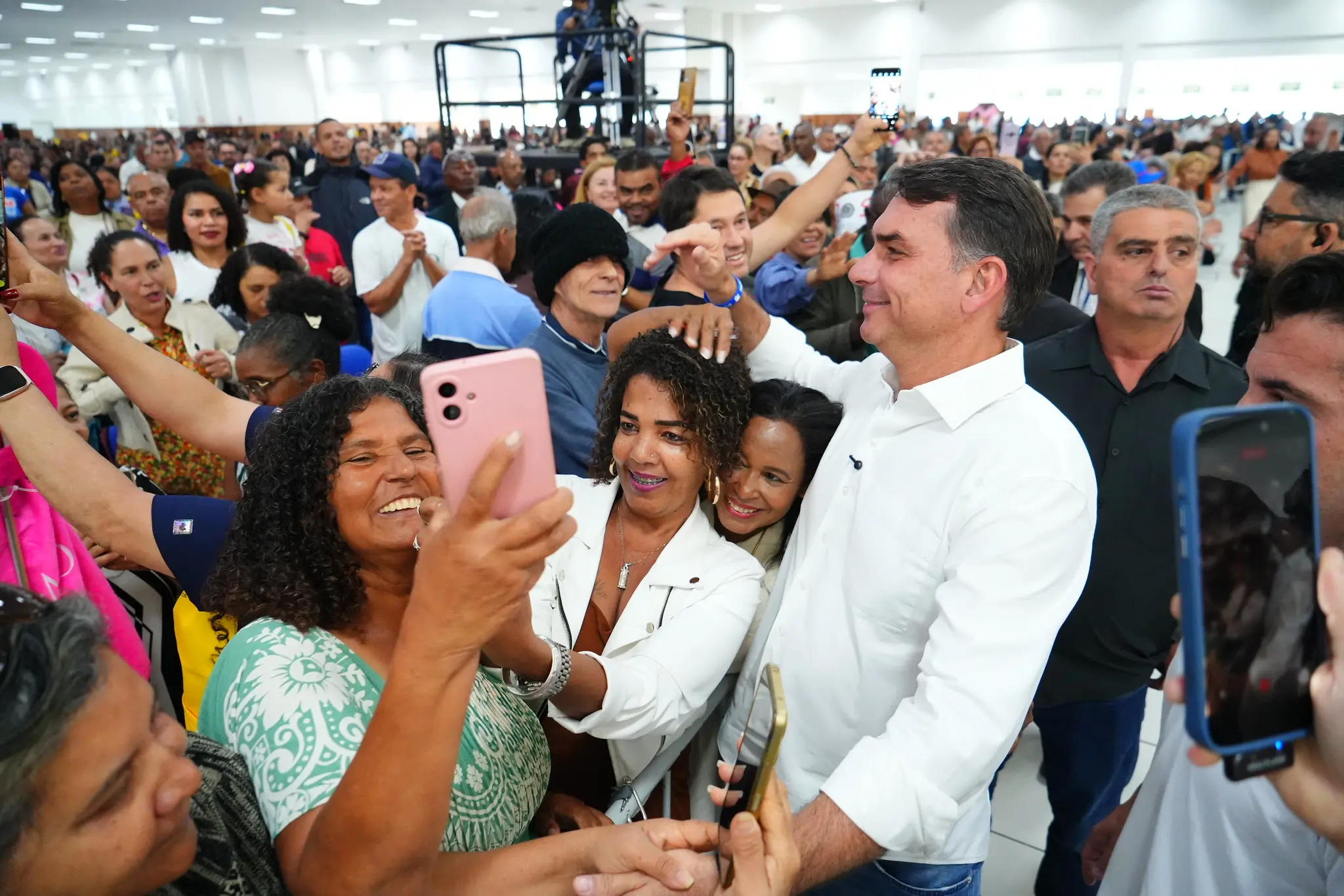 Filiação de Flávio Bolsonaro ao partido Missão atrasa registro de candidatura no TSE