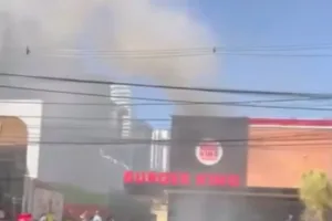 principio-de-incendio-provoca-fumaca-no-burger-king-do-setor-marista,-em-goiania