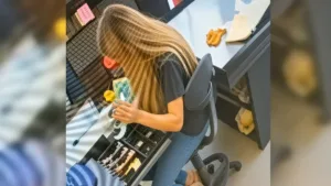 Funcionária presa por desvio de dinheiro em supermercado