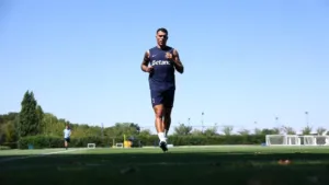 Pedro Porro recebido com corredor de honra no Tottenham