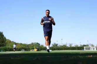 Pedro Porro recebido com corredor de honra no Tottenham