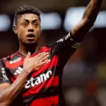 flamengo:-bruno-henrique-sente-tornozelo-e-critica-var-apos-empate-na-libertadores