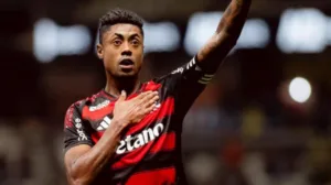 flamengo:-bruno-henrique-sente-tornozelo-e-critica-var-apos-empate-na-libertadores
