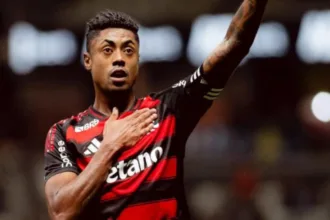flamengo:-bruno-henrique-sente-tornozelo-e-critica-var-apos-empate-na-libertadores
