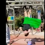 artista-chines-quebra-recorde-ao-equilibrar-33-bamboles-suspenso-de-ponta-cabeca